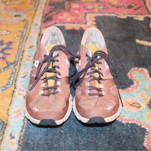 Barely worn!! On clouds!!